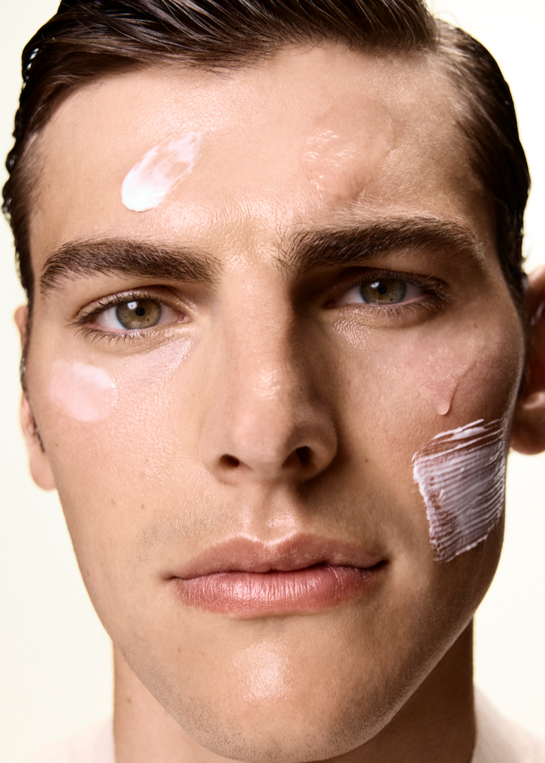 Application de soins visage MEDSPA LABORATOIRES, textures combinées pour hydrater, lisser la peau et améliorer l’éclat du teint.