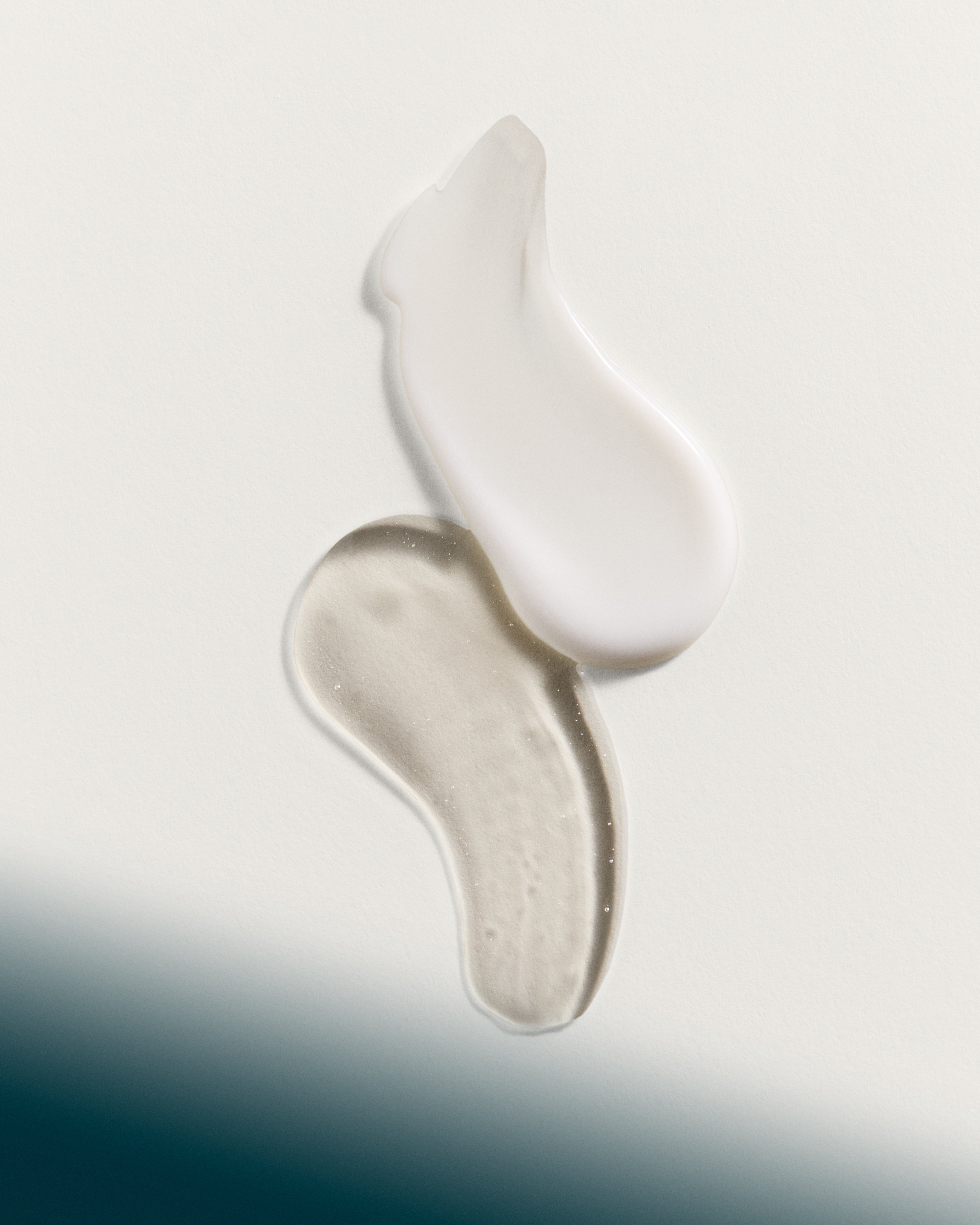Textures gel et crème de soin visage MEDSPA LABORATOIRES, illustrant une routine hydratante et réparatrice pour une peau lisse et équilibrée.