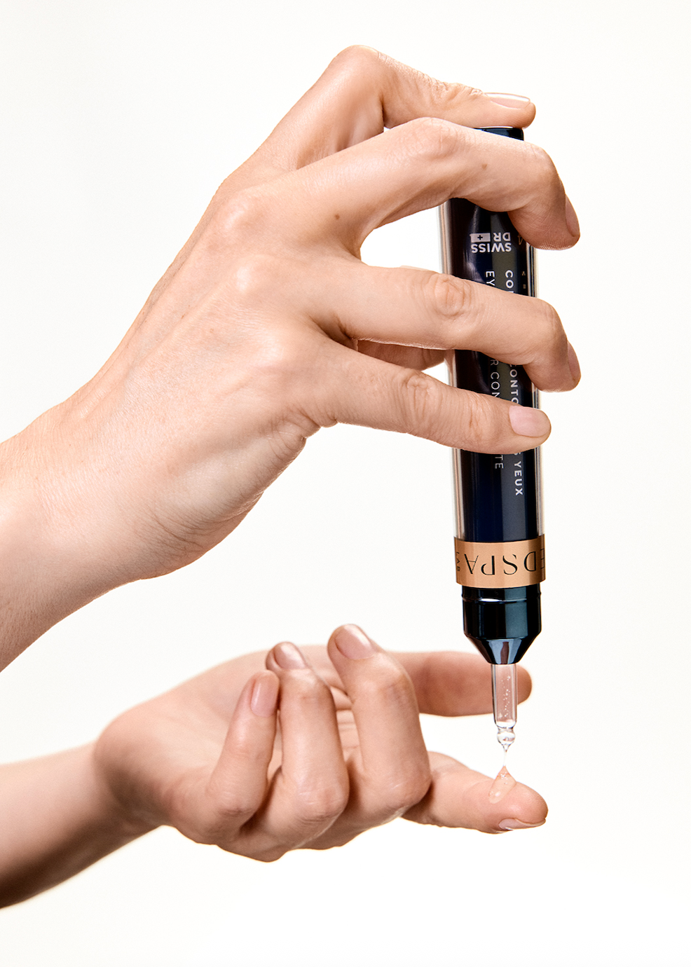 Application d’un sérum visage contour des yeux L4 MEDSPA LABORATOIRES à la pipette, texture concentrée pour hydrater, lisser et améliorer la qualité de la peau.