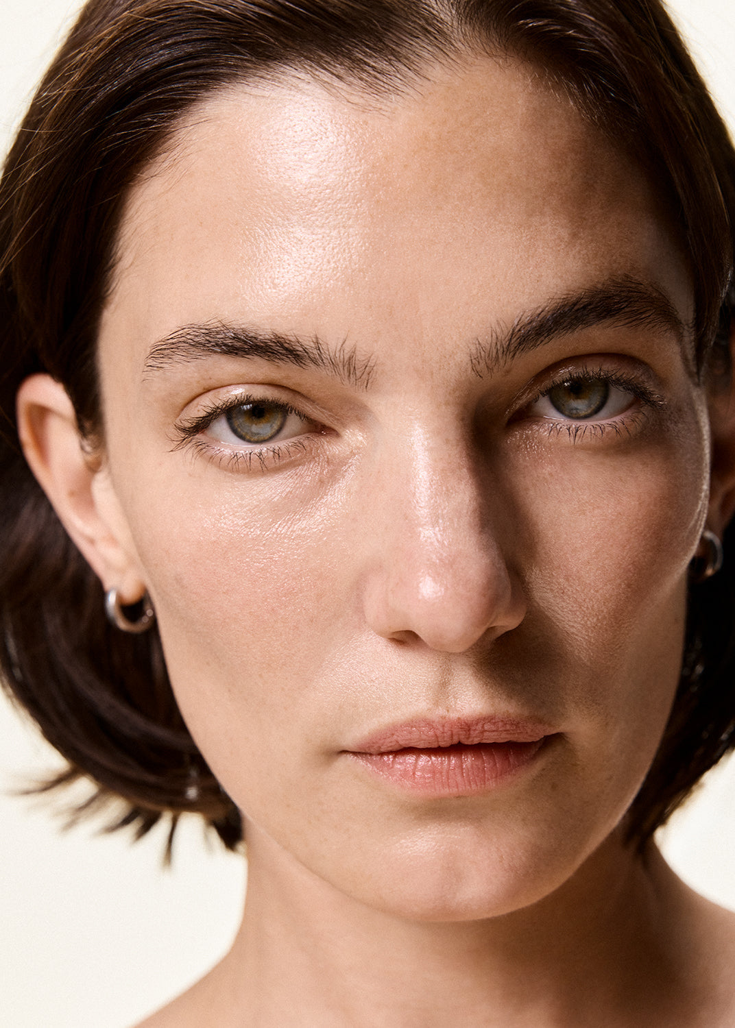 Peau du visage lisse et éclatante, teint uniforme et grain de peau affiné après utilisation de soins MEDSPA LABORATOIRES.