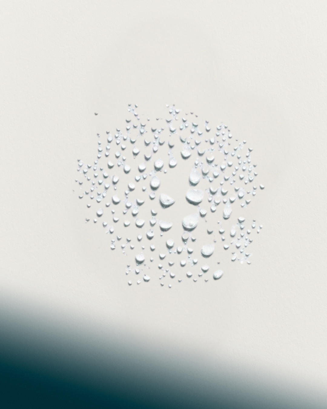 Hydratation intense peau visage, micro-gouttelettes d’eau illustrant l’action hydratante des soins R0 MEDSPA LABORATOIRES.