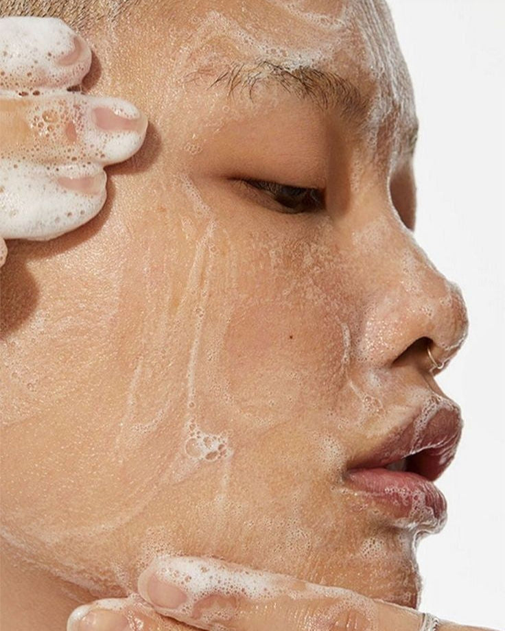 Gestuelle d’application du gel nettoyant visage O1 MEDSPA LABORATOIRES, mousse légère qui nettoie les pores, purifie la peau et aide à réduire les imperfections.