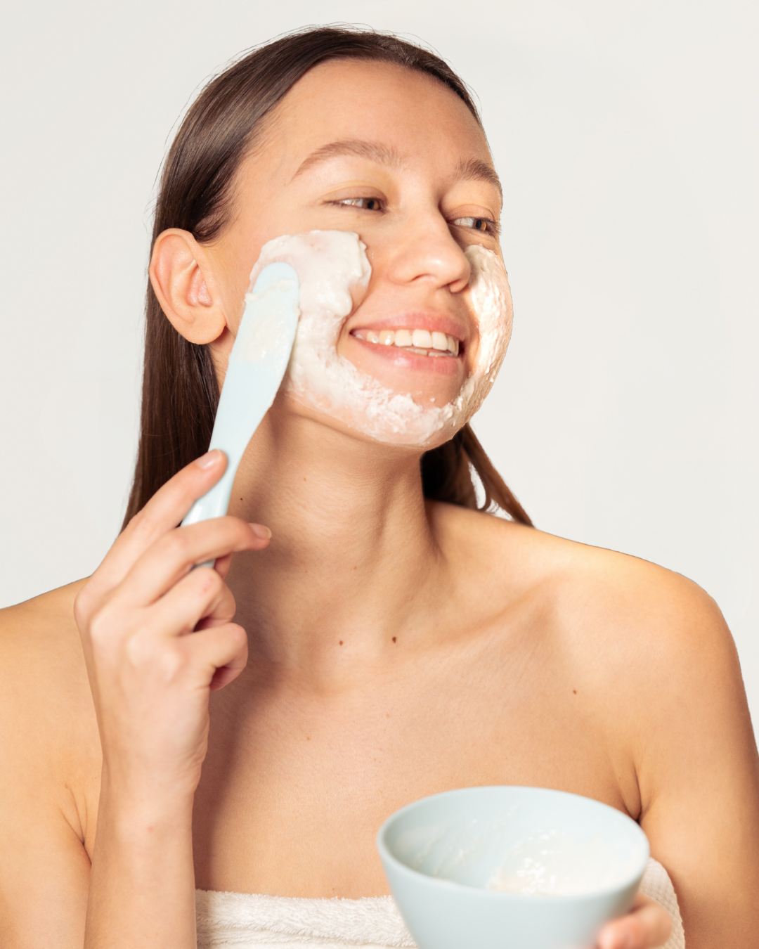 Application du masque visage peel-off B4 - Vitamine C MEDSPA LABORATOIRES à la spatule, texture lisse et uniforme sur la peau, rituel soin visage purifiant et illuminateur.