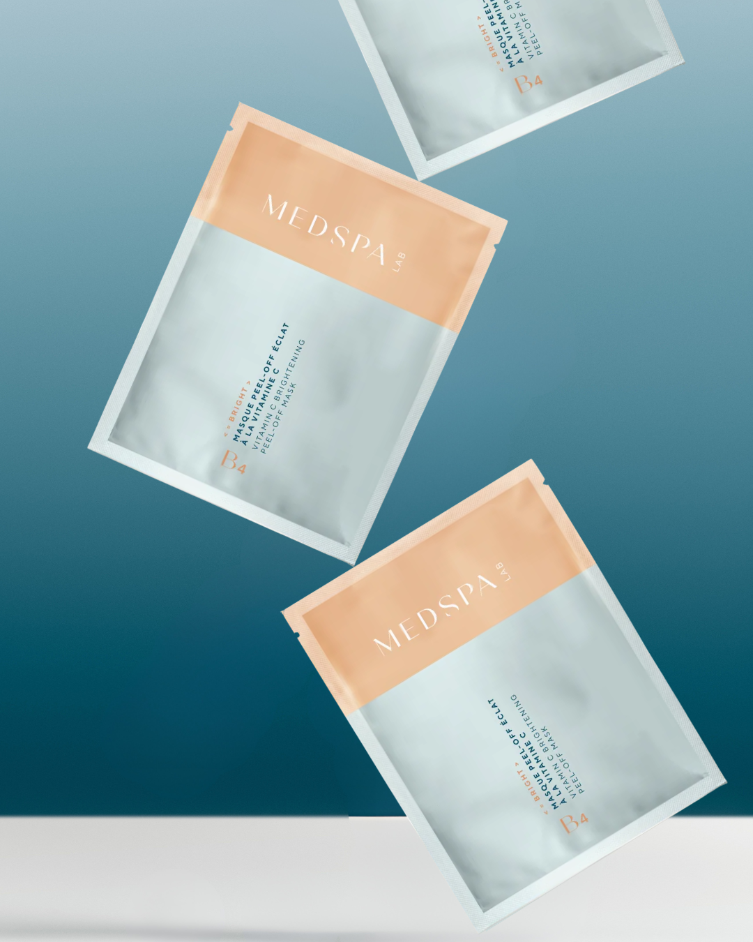 Masque peel-off éclat à la vitamine C MEDSPA LABORATOIRES B4 en sachet, texture poudre à reconstituer, soin dermocosmétique illuminateur pour le visage, idéal peaux ternes et sensibles, améliore l’éclat du teint et renforce la barrière cutanée.