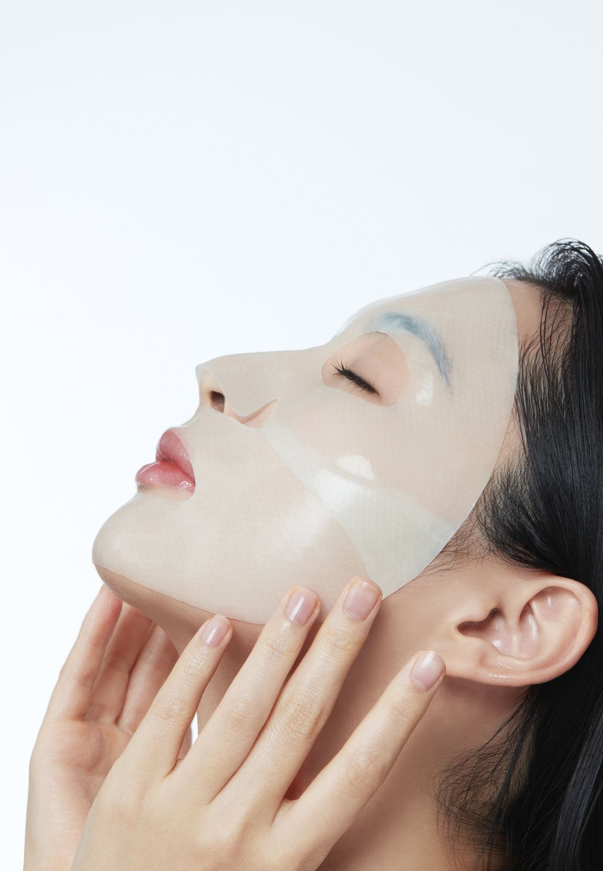 Application d’un masque visage MEDSPA LABORATOIRES, soin hydratant et illuminateur pour améliorer l’éclat du teint et lisser la peau.