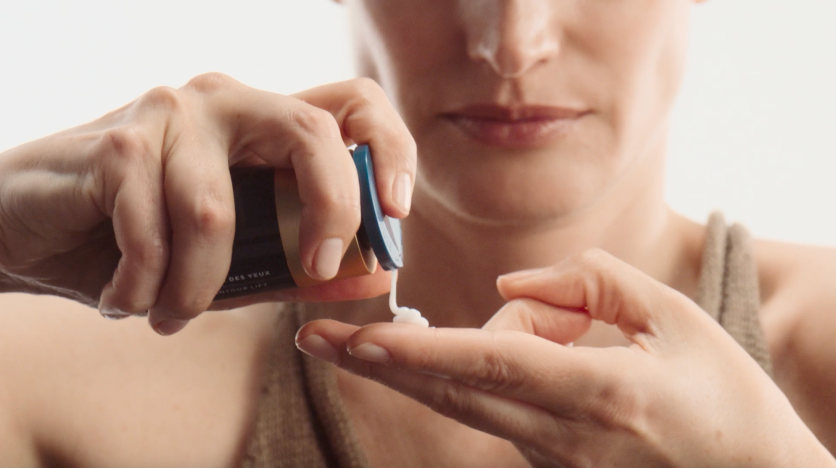 Application d’un soin serum visage L1 MEDSPA LABORATOIRES, texture légère et fluide pour hydrater, protéger et renforcer la barrière cutanée.