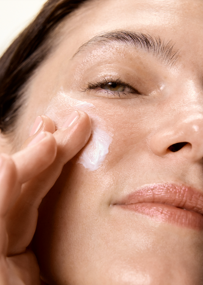 Application d’une crème visage lifting et fermeté L2 MEDSPA LABORATOIRES pour hydrater, raffermir et lisser la peau.