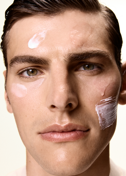 Application de soins visage MEDSPA LABORATOIRES, textures combinées pour hydrater, lisser la peau et améliorer l’éclat du teint.