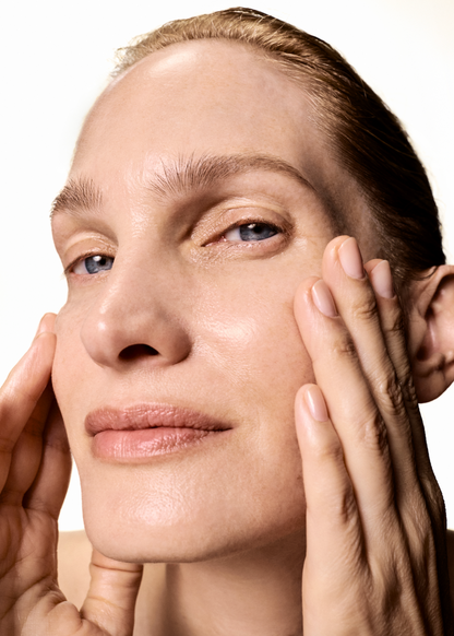 Peau du visage lissée et raffermie, traits reposés et teint lumineux après application d’un soin MEDSPA LABORATOIRES.