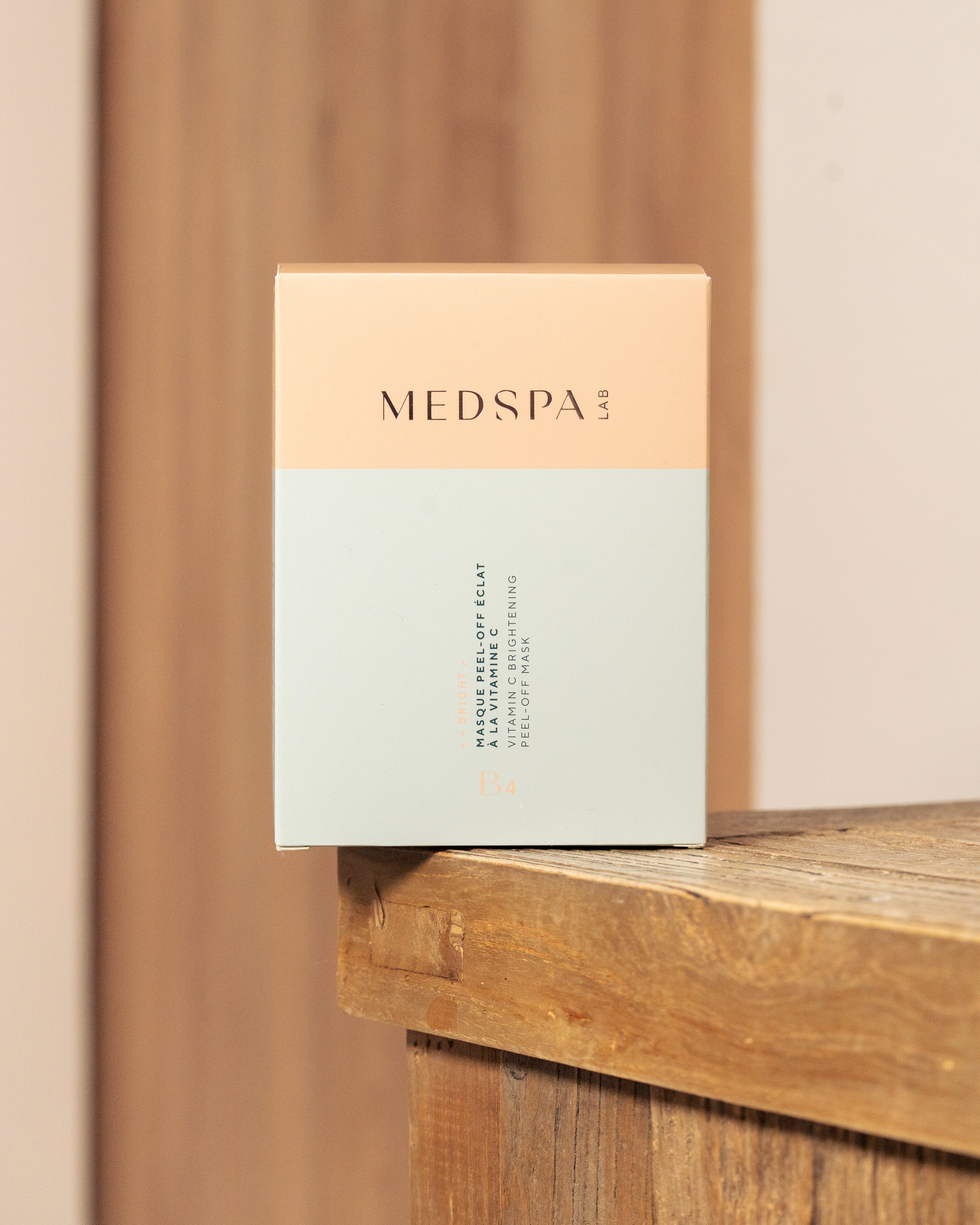 Masque peel-off éclat MEDSPA LABORATOIRES B4 en format sachets, rituel illuminateur pour révéler la luminosité du teint.