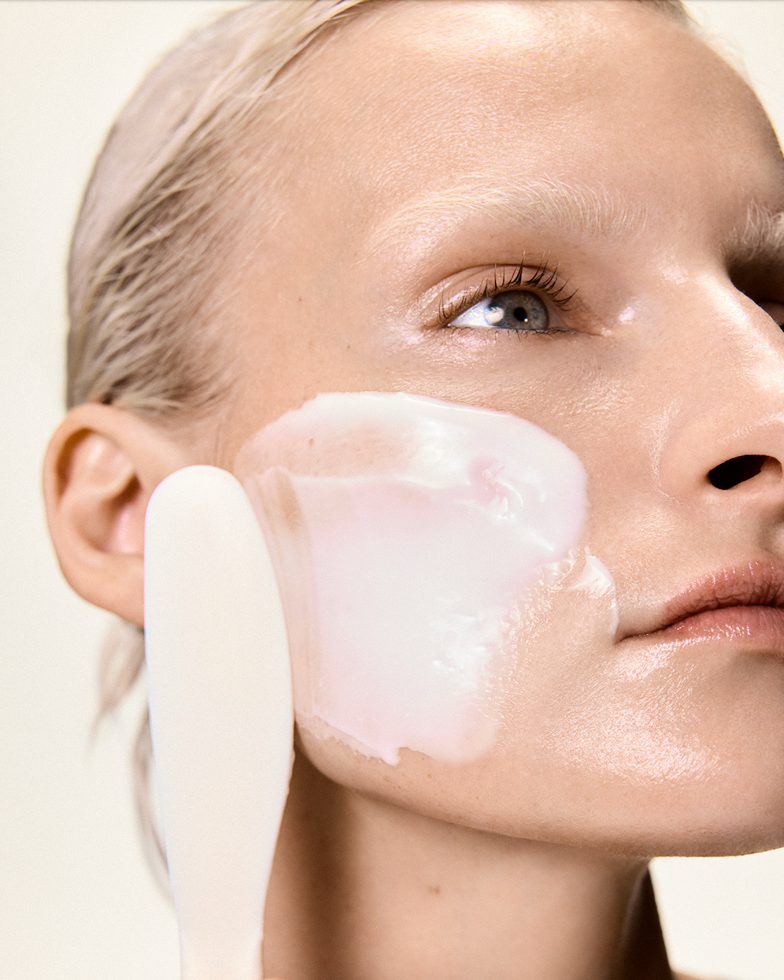 Application du masque peel-off apaisant au chitosan MEDSPA LABORATOIRES R6 à la spatule sur le visage, texture lisse et uniforme