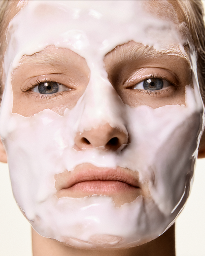 Application du masque peel-off apaisant au chitosan MEDSPA LABORATOIRES R6 sur le visage, texture lisse et uniforme