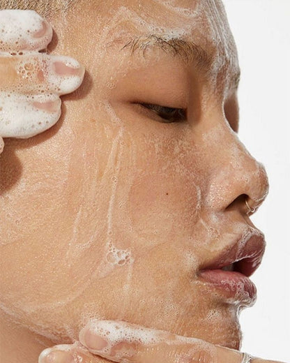 Gestuelle d’application du gel nettoyant visage O1 MEDSPA LABORATOIRES, mousse légère qui nettoie les pores, purifie la peau et aide à réduire les imperfections.