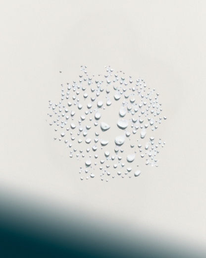 Hydratation intense peau visage, micro-gouttelettes d’eau illustrant l’action hydratante des soins R0 MEDSPA LABORATOIRES.
